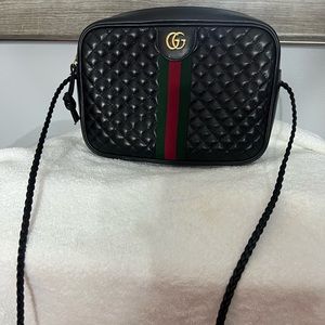 Gucci crossbody. Still in good condition. Used 3 times.